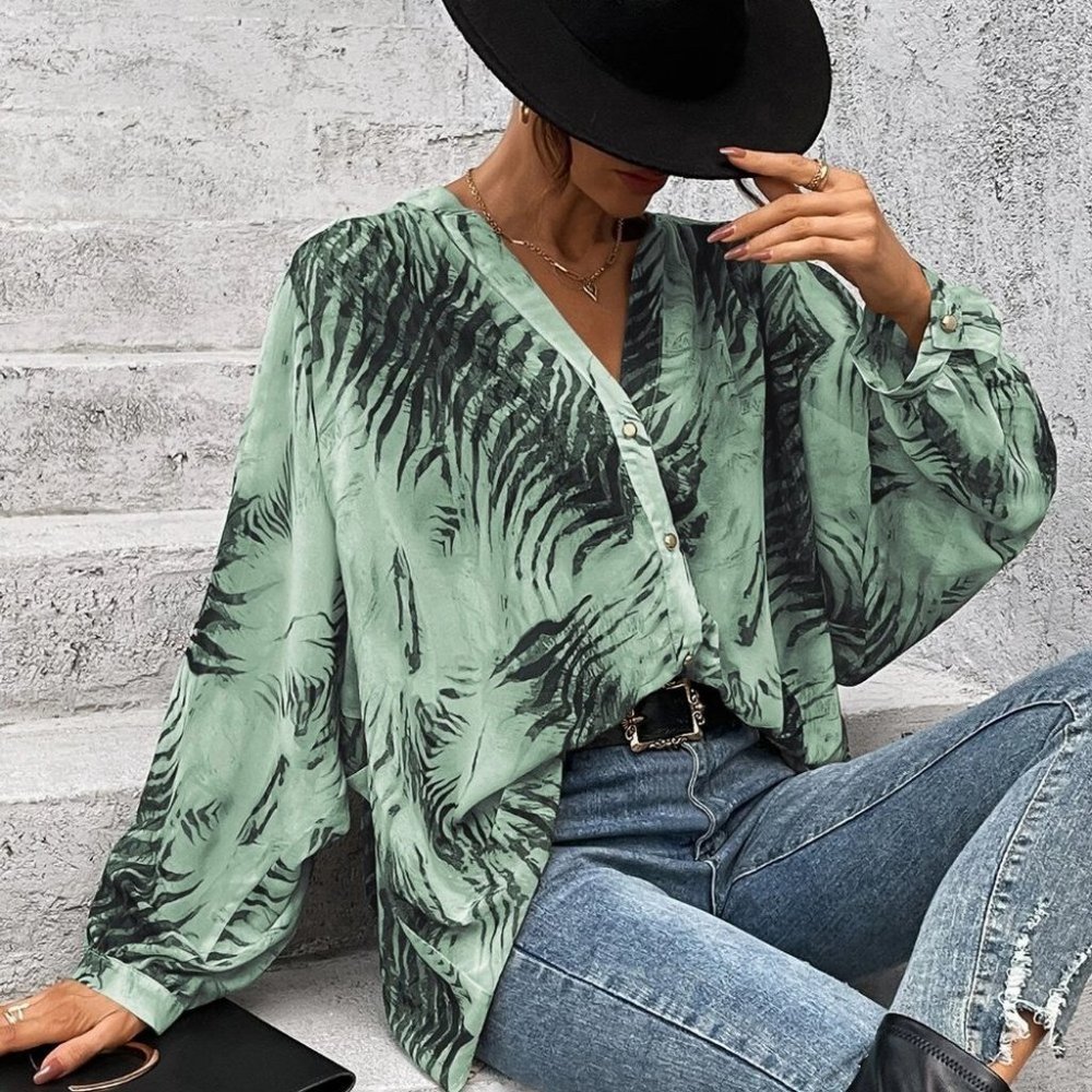Tiger print button down Shirt Shirt - Picture 4 of 5